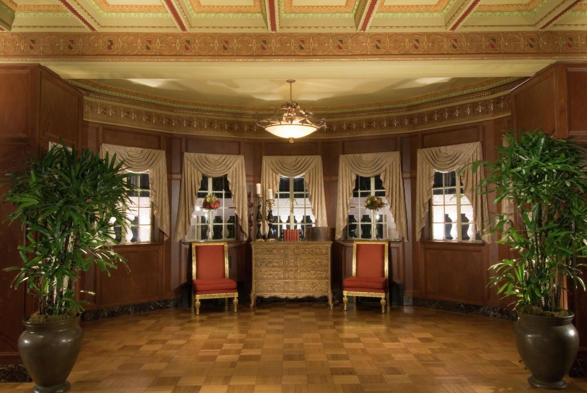 Hotel The Skirvin Hilton 4*